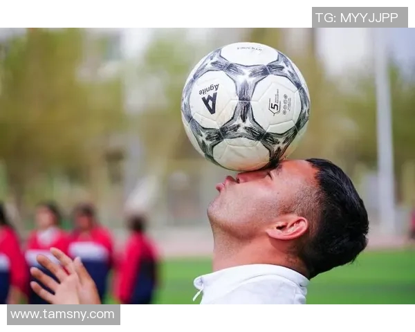 在绿茵场上闪耀的足球明星他的传奇与梦想交织的故事